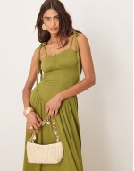 straw shoulder bag with ball and chain handle with faux shell charms
