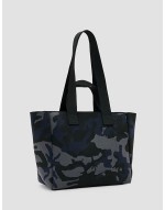 Izzy medium knitted tote bag in blue camo